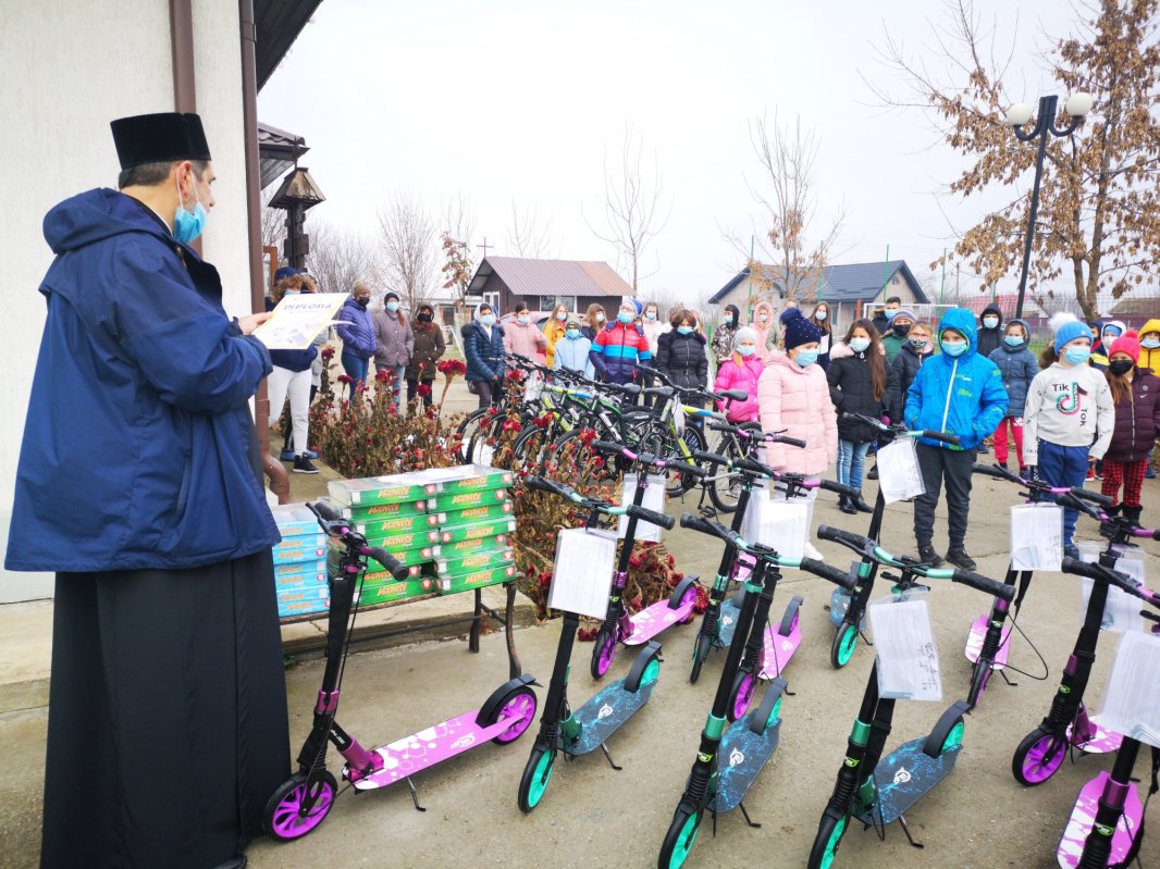 Moș Nicolae a ajuns la copiii din proiectul „Alege școala!” 159035