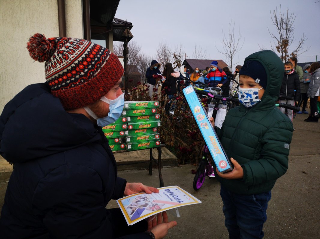 Moș Nicolae a ajuns la copiii din proiectul „Alege școala!” 159038