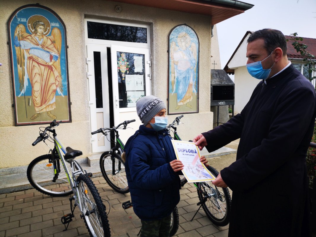 Moș Nicolae a ajuns la copiii din proiectul „Alege școala!” 159039