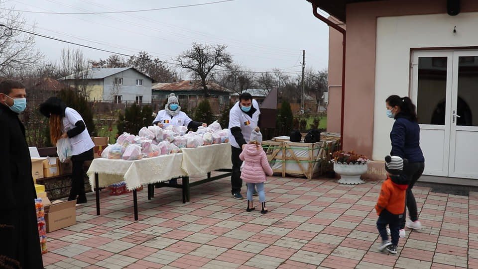 Daruri pentru copii din partea voluntarilor Paraclisului Catedralei Naționale 159260