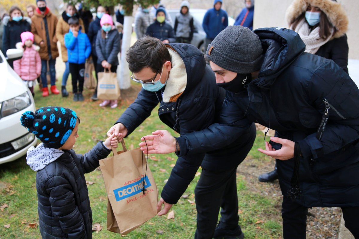 Daruri pentru 77 de copii din localitatea Budeşti 159381