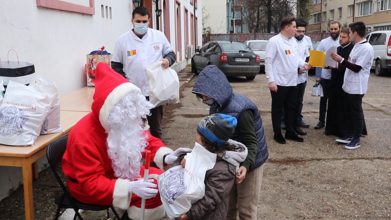 Daruri pentru copii in partea voluntarilor Paraclisului Catedralei Naționale  160113