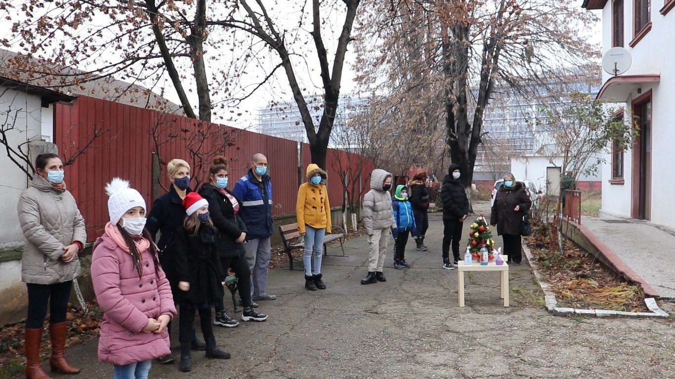 Daruri pentru copii in partea voluntarilor Paraclisului Catedralei Naționale  160114