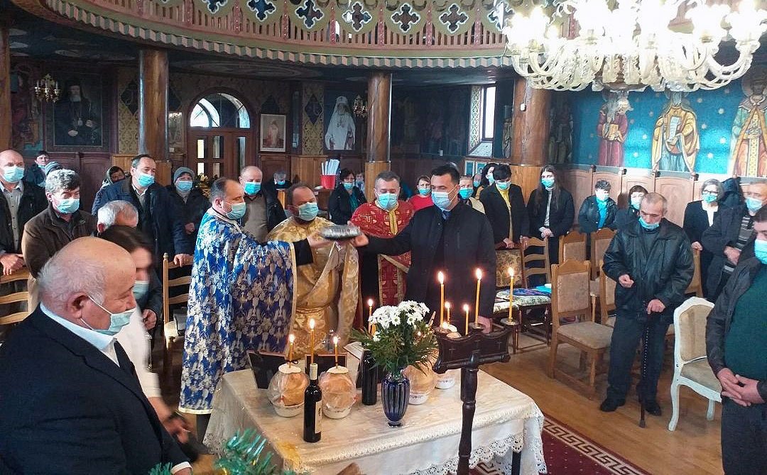 Episcopii Eparhiei Oradiei omagiaţi la Parohia Subpiatră 160101