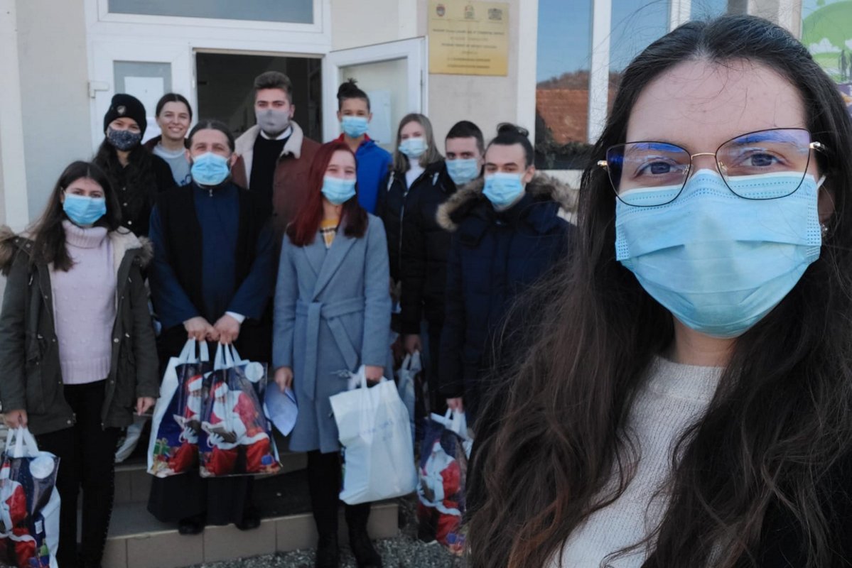 „Ghetuțele lui Moș Nicolae” au ajuns la familii sărace din Caraș-Severin  160096