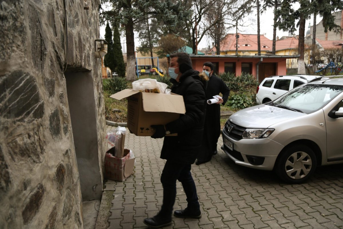 Peste 250 de copii instituționalizați au primit daruri 160176