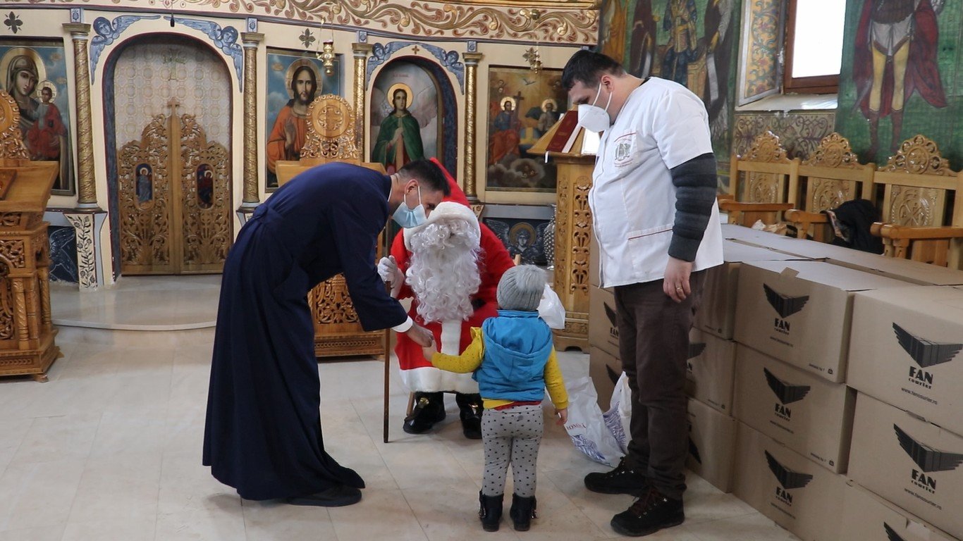 Voluntarii Catedralei Naționale au oferit computere copiilor defavorizați 160165