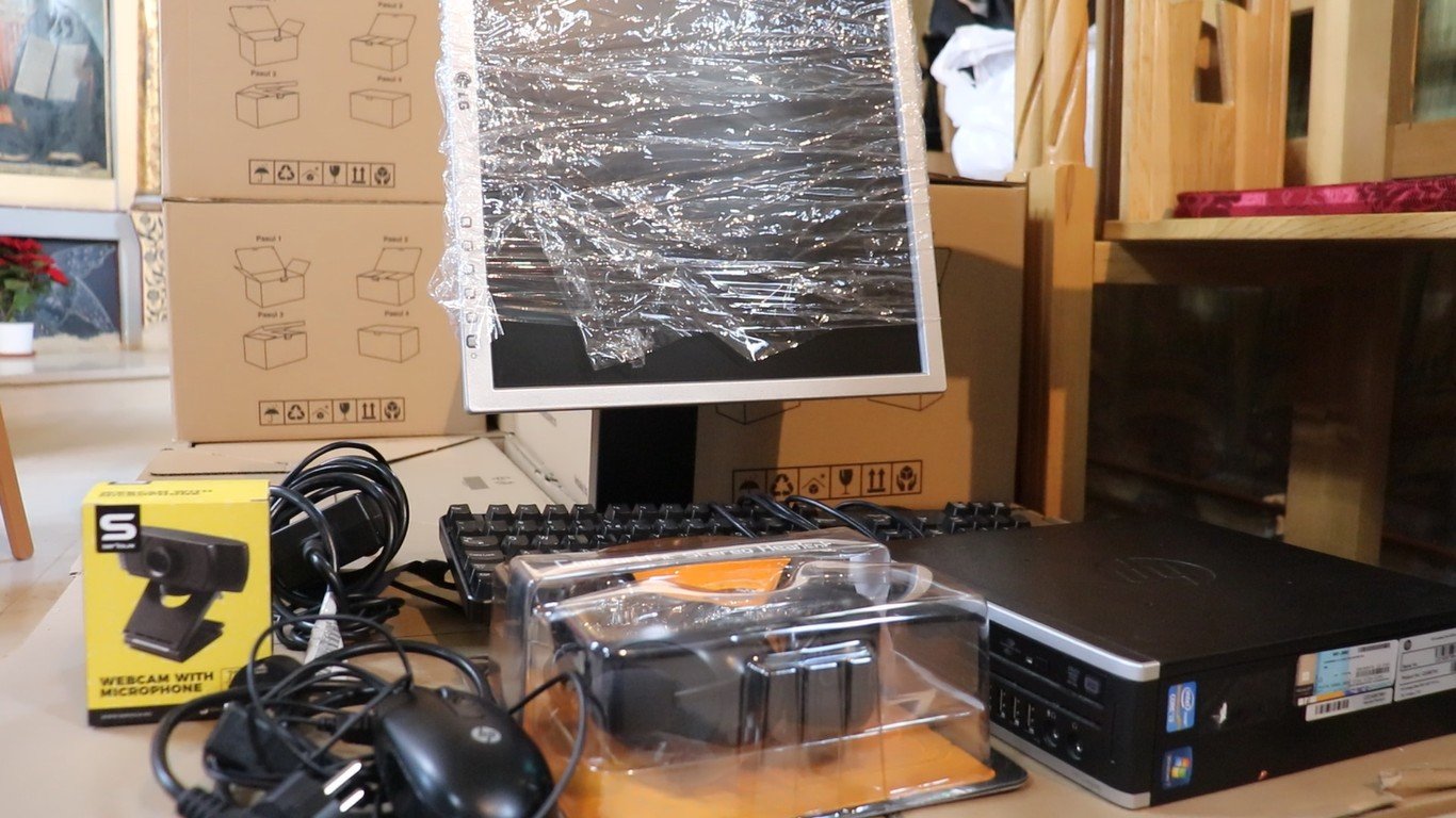 Voluntarii Catedralei Naționale au oferit computere copiilor defavorizați 160166