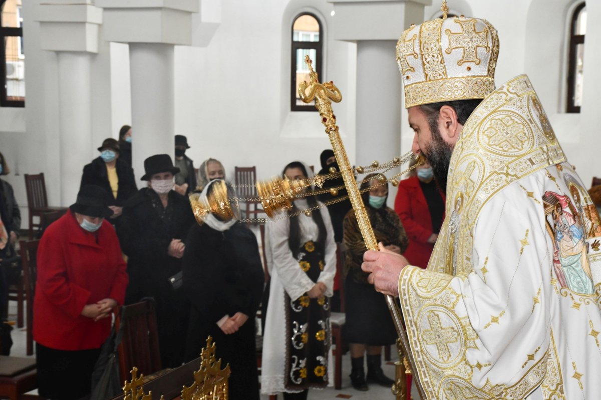 Binecuvântare arhierească în zi de praznic la catedrala din Caransebeș 160698