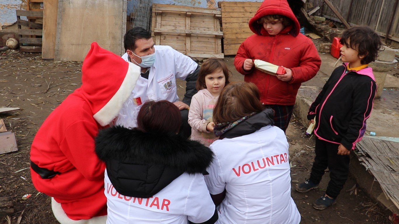 Daruri pentru copii și vârstnici de la voluntarii Paraclisului Catedralei Naționale 160758