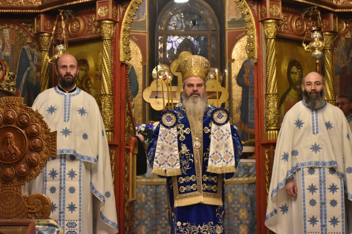Liturghie arhierească la Huși în Ajunul Botezului Domnului 161334