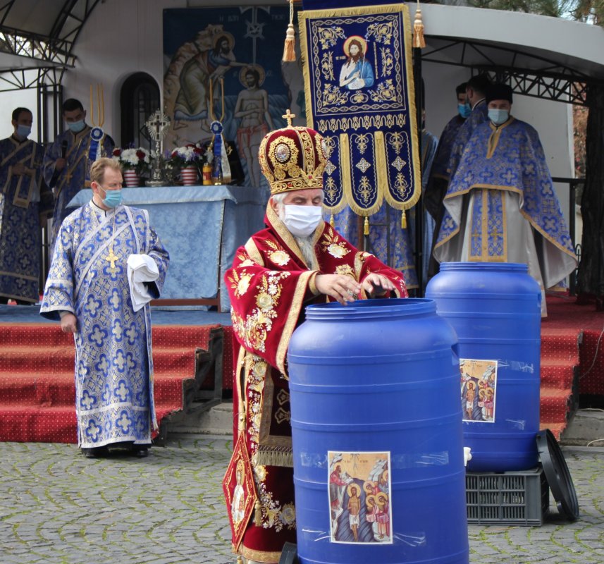 Sărbătoarea Botezului Domnului în eparhii din Oltenia  161475