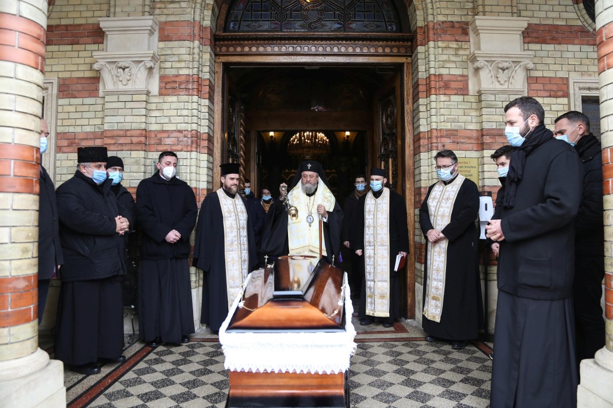 Slujbe de priveghi și de prohodire la Sibiu pentru părintele Mircea Păcurariu 161715