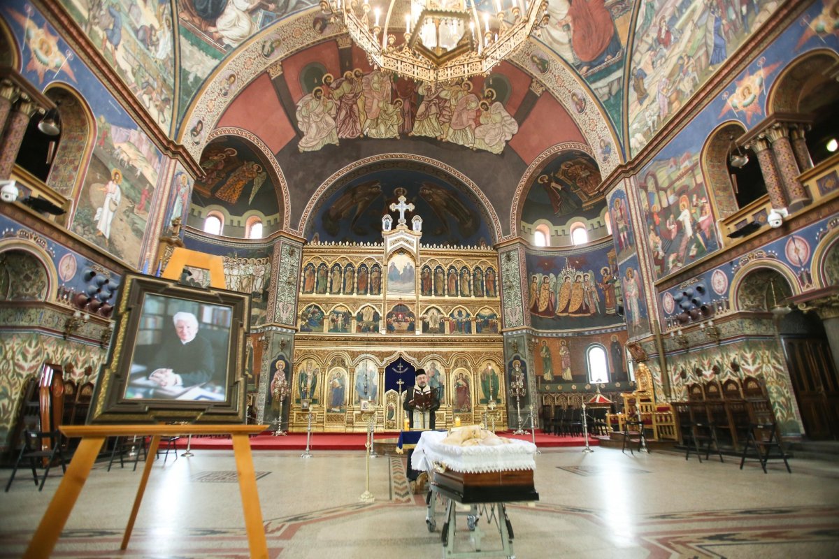 Slujbe de priveghi și de prohodire la Sibiu pentru părintele Mircea Păcurariu 161718