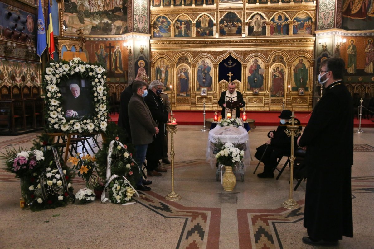 Omagiu din partea conducerii Universității „Lucian Blaga” și a Academiei Forțelor Terestre din Sibiu, la căpătâiul părintelui Mircea Păcurariu 161893