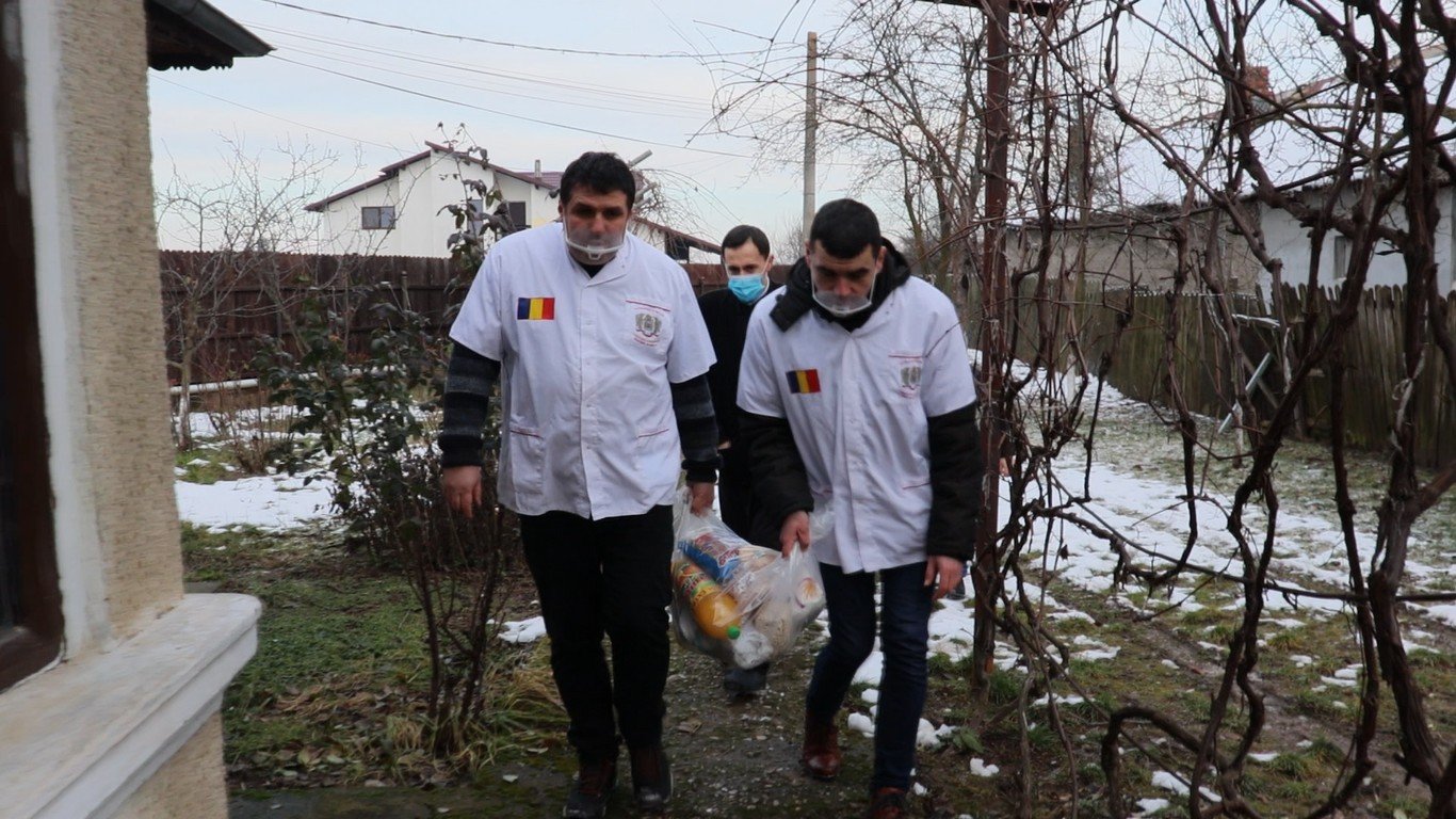 Persoane aflate în nevoi ajutate de voluntarii Paraclisului Catedralei Naționale 162042