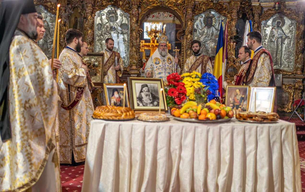 Liturghie arhierească și Te Deum aniversar la Roman 162560