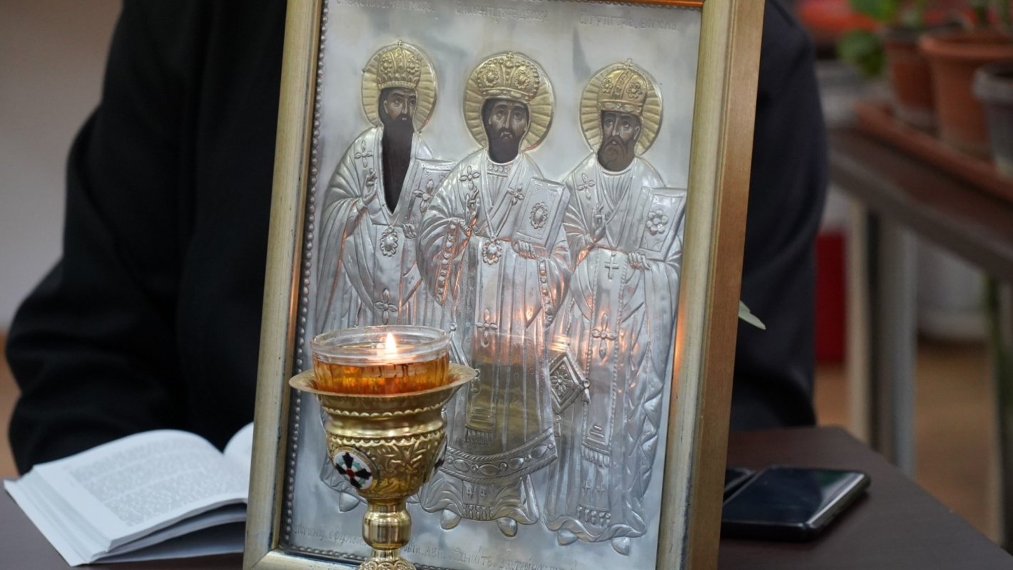 Simpozion studenţesc dedicat Sfinţilor Trei Ierarhi la Galaţi 162831