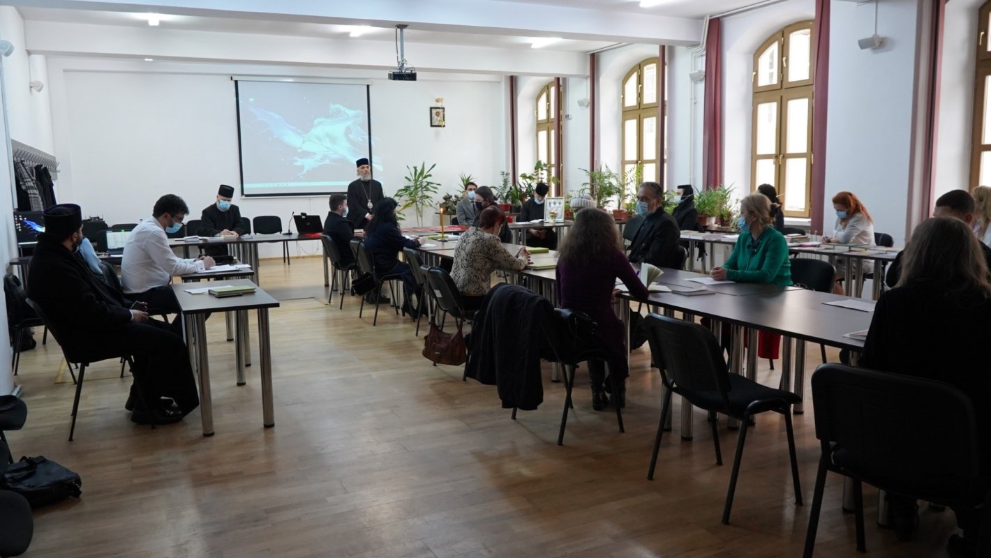 Simpozion studenţesc dedicat Sfinţilor Trei Ierarhi la Galaţi 162833