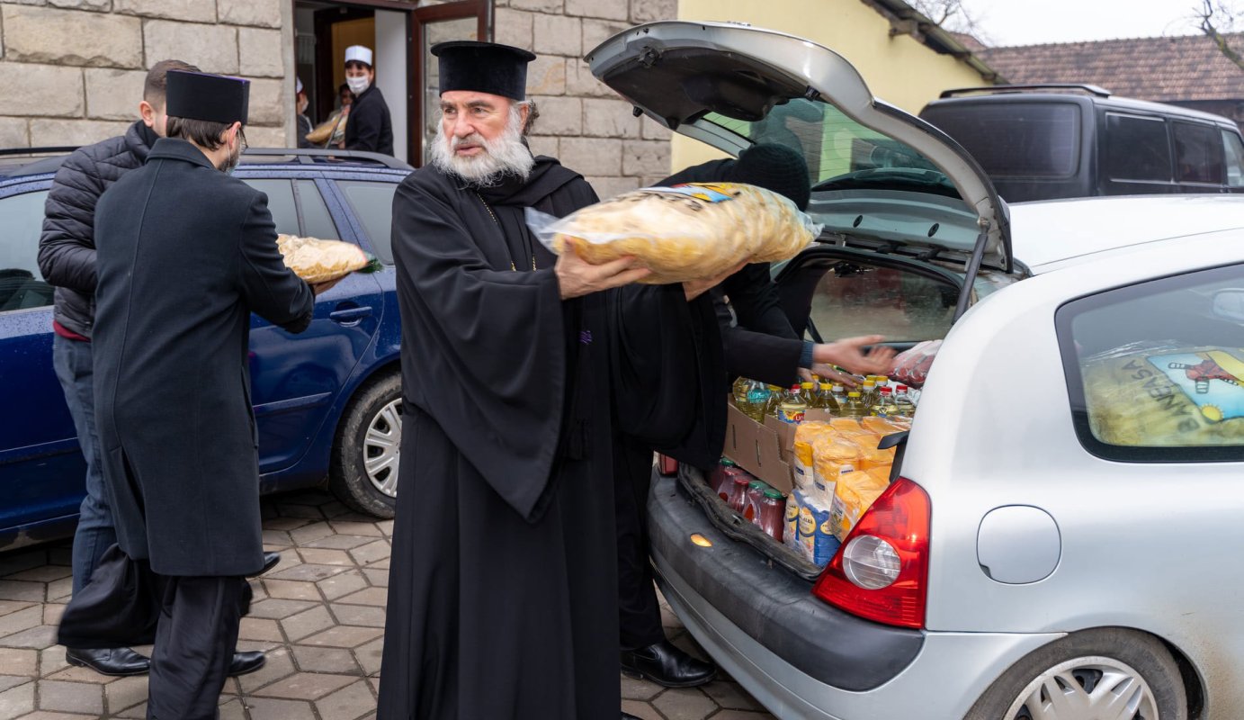 Arhiepiscopul Romanului și Bacăului, alături de vârstnicii de la Hârja 163572