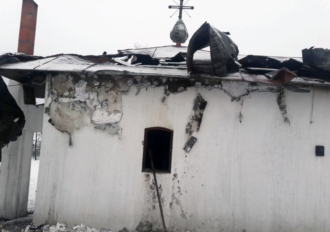 Sprijiniți reconstruirea unei biserici mistuite de foc! 163574