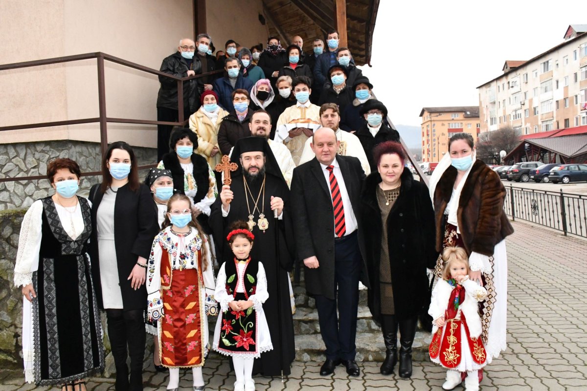 Vizită arhierească într-o parohie de pe Valea Bistrei 163608