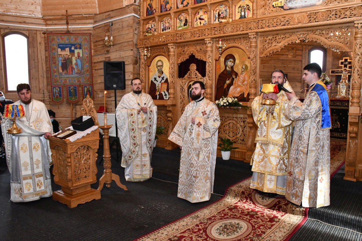 Vizită arhierească într-o parohie de pe Valea Bistrei 163609