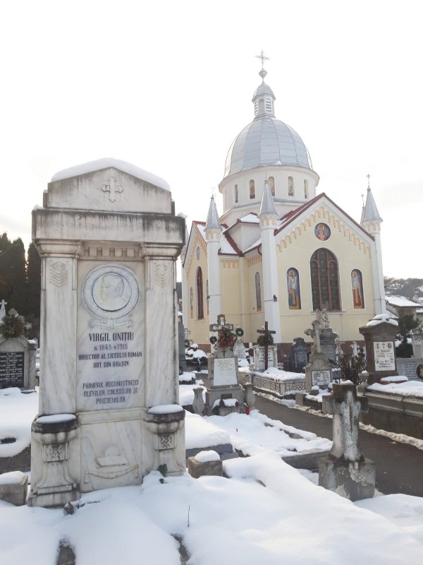 Cimitirul Groaveri din Braşov iradiază patriotism şi cultură  163749
