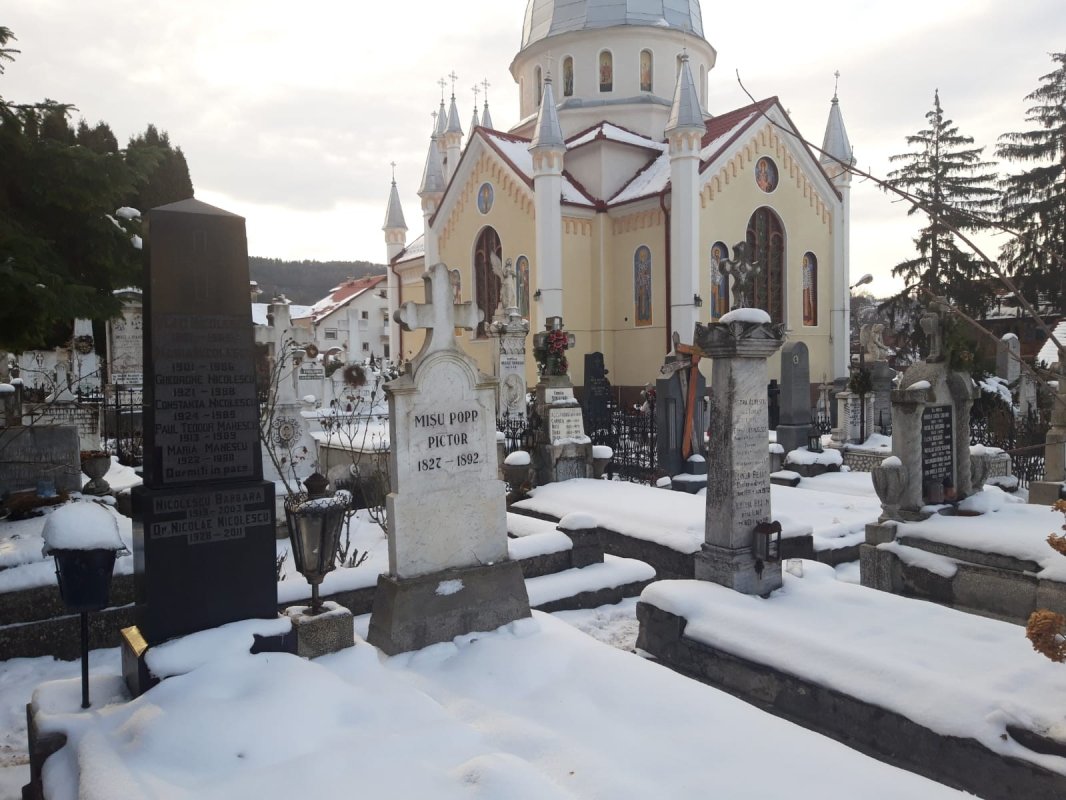 Cimitirul Groaveri din Braşov iradiază patriotism şi cultură  163751