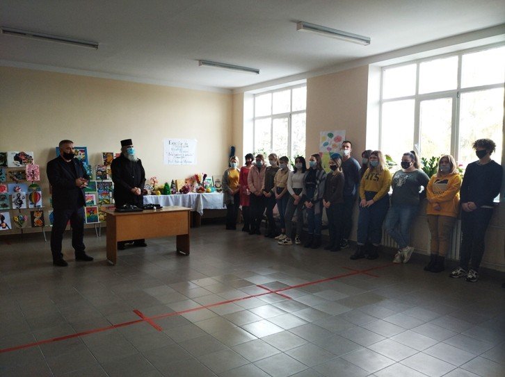 Laptopuri pentru elevi dăruite de Episcopia de Bălţi 163780