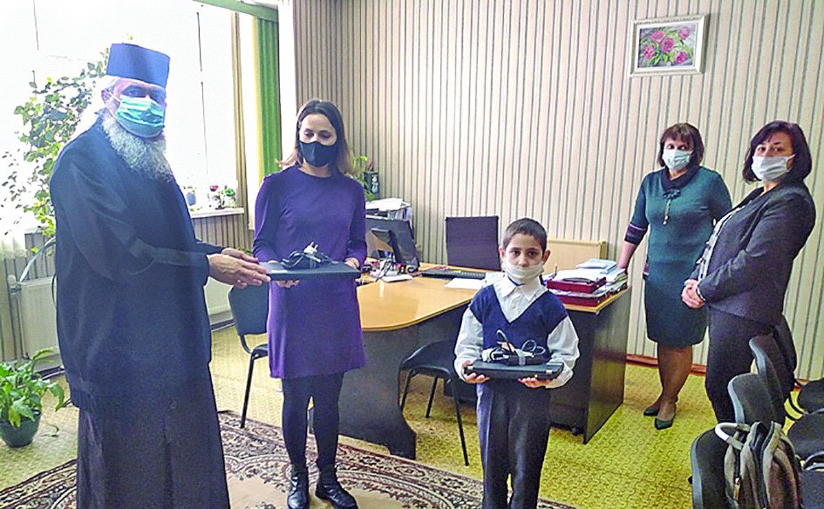 Laptopuri pentru elevi dăruite de Episcopia de Bălţi 163782