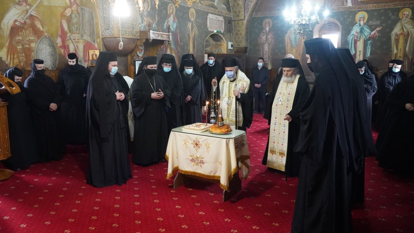 Sinaxă monahală la mănăstirea gălățeană Buciumeni  163880
