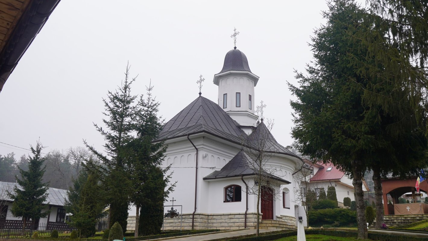 Părintele Mihail, slujitorul neobosit din „catedrala cu vitralii foşnitoare” 164044