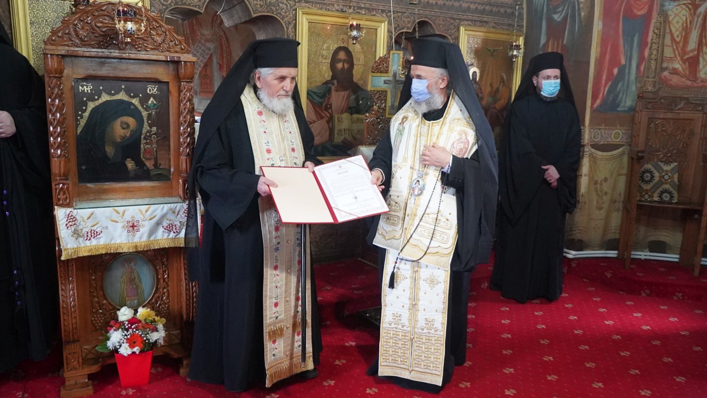 Părintele Mihail, slujitorul neobosit din „catedrala cu vitralii foşnitoare” 164046