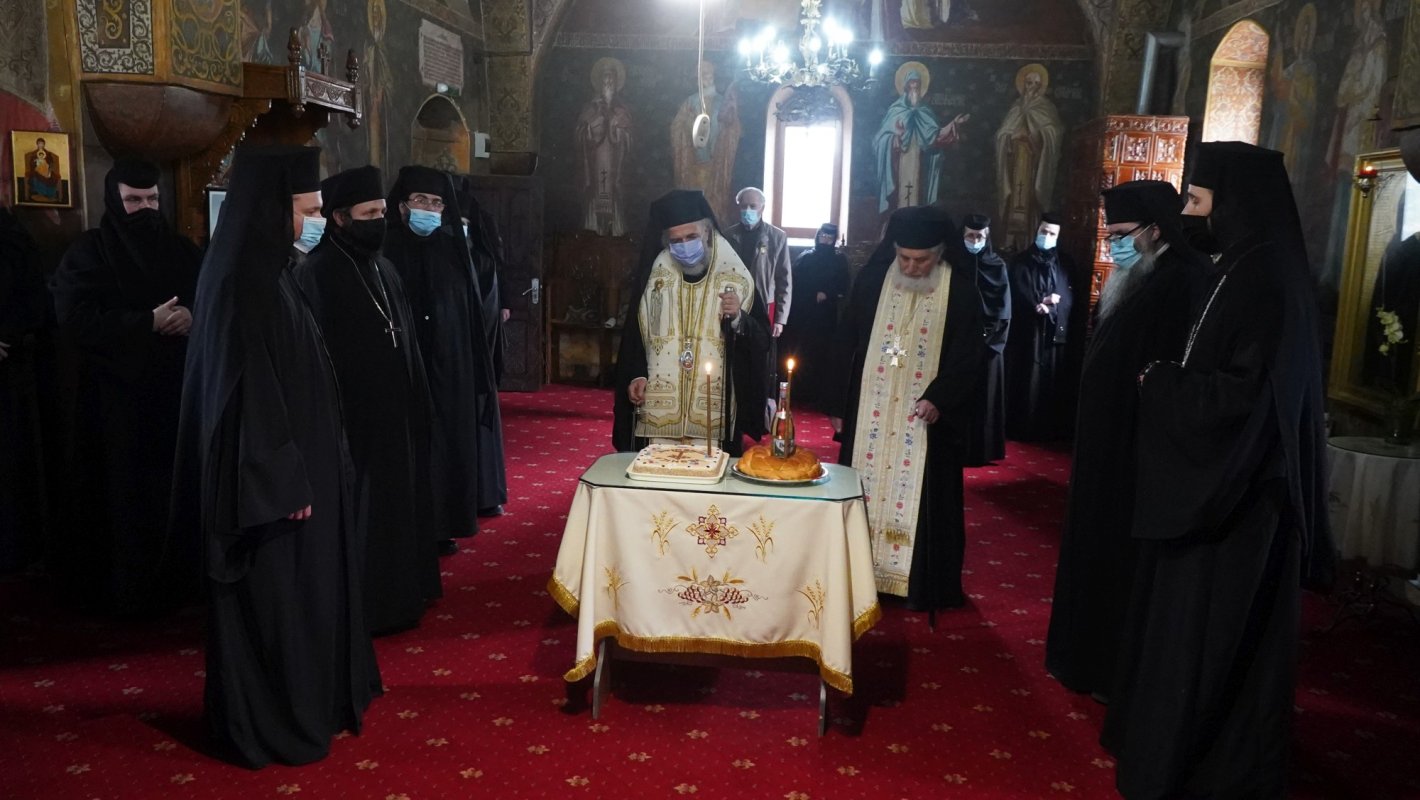 Părintele Mihail, slujitorul neobosit din „catedrala cu vitralii foşnitoare” 164048