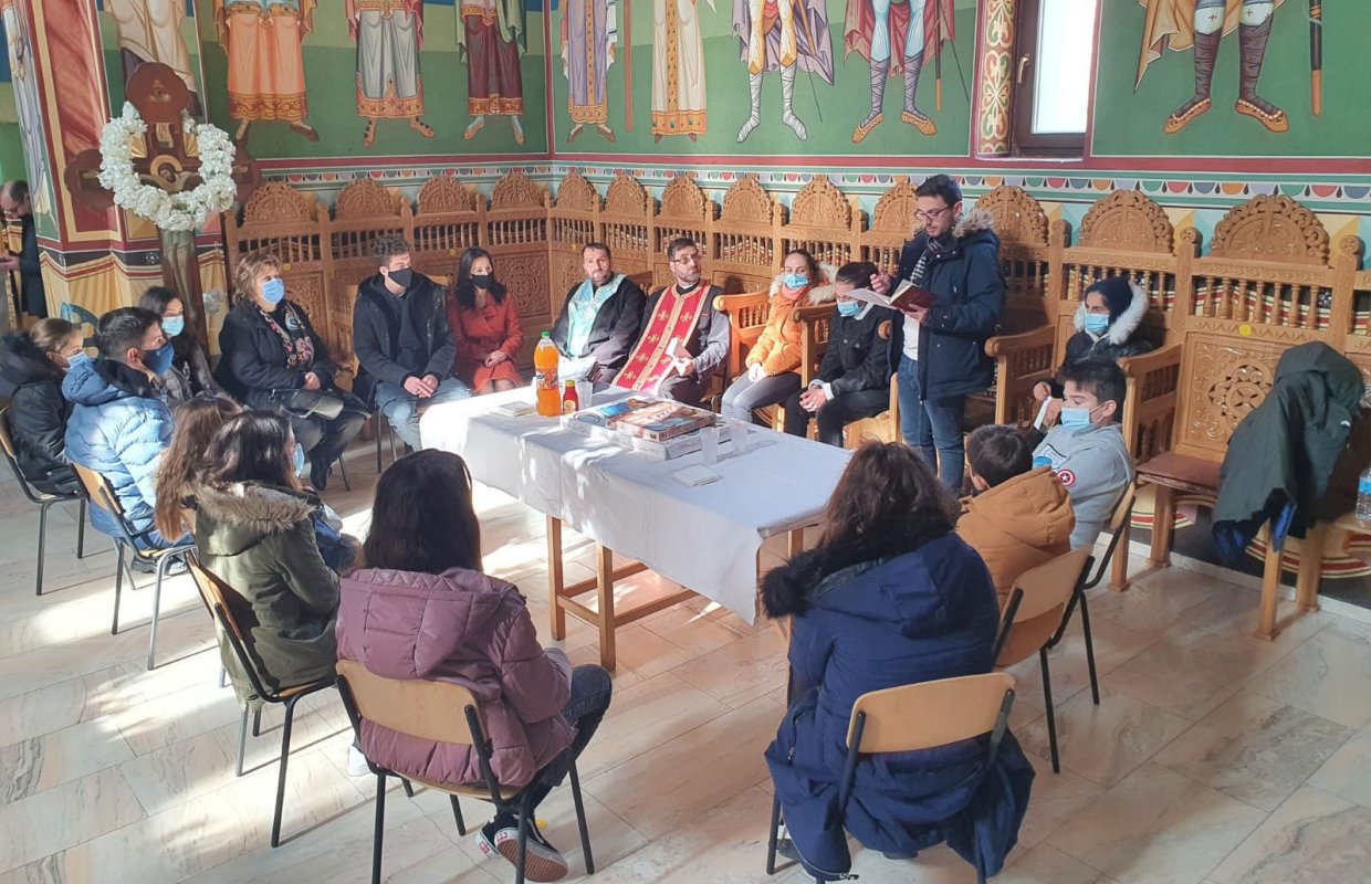 Activităţi cu tinerii la o biserică din Craiova 164183