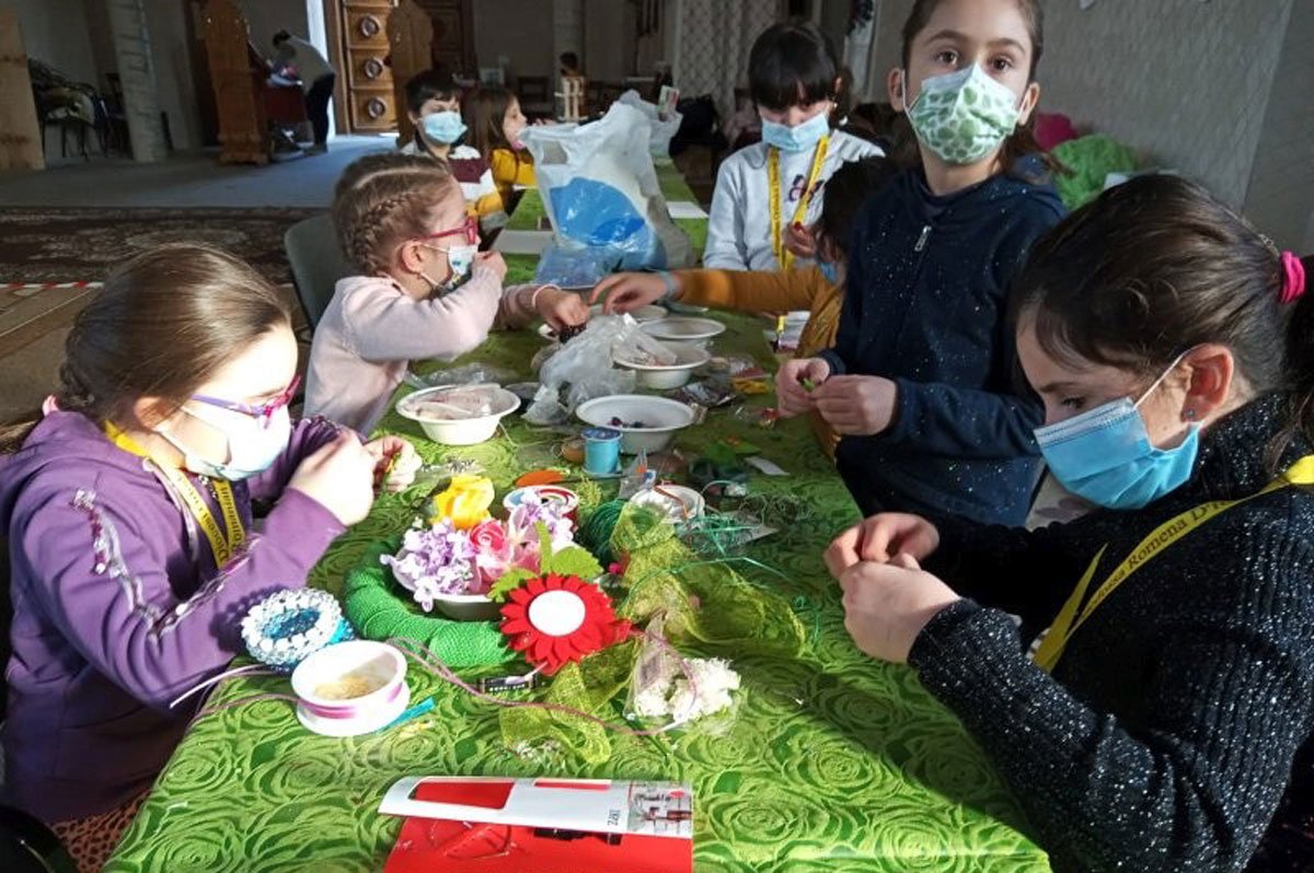 Confecționare de mărțișoare și felicitări la o parohie din Italia 164187