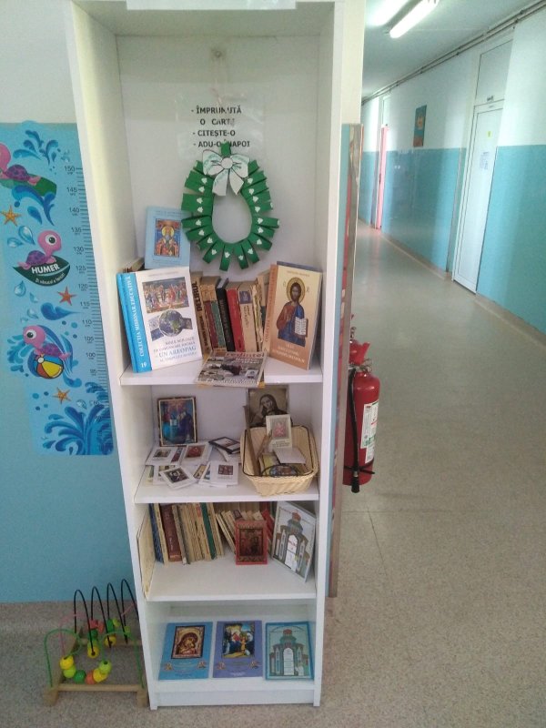 Rafturi cu cărți religioase la spitale din județul Dâmbovița 164189