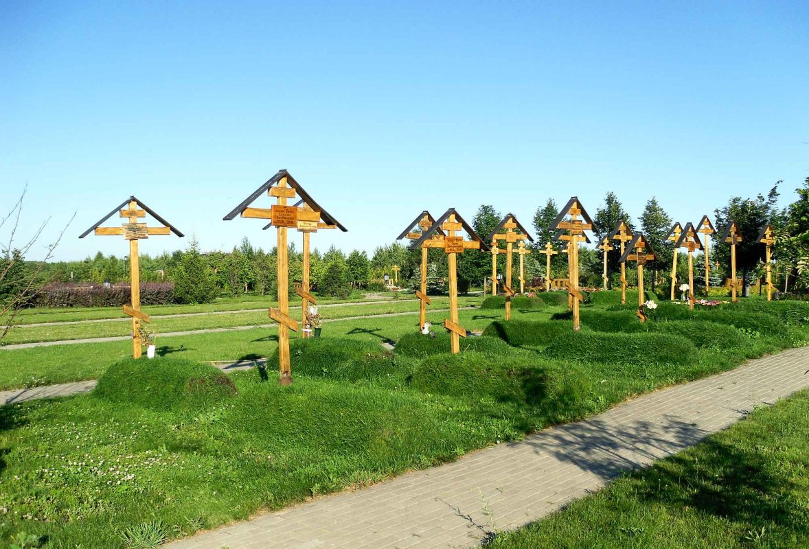 Cimitirul, loc de reflecție și sfințenie la adăpostul Sfintei Cruci 164016