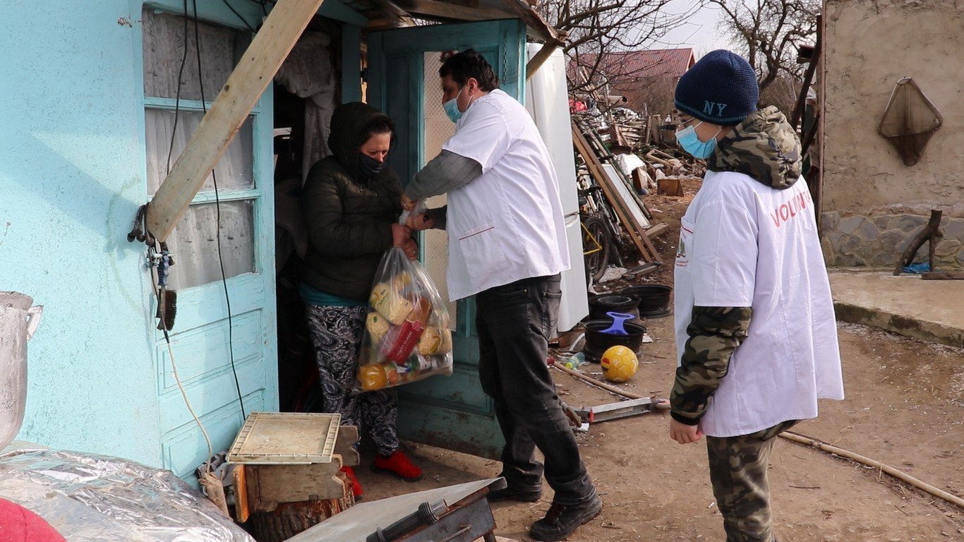 Continuă acțiunile filantropice ale voluntarilor în comunități prahovene 164307