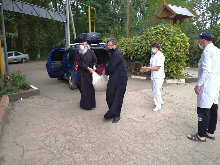 În luptă cu pandemia, Biserica a intensificat rugăciunea, filantropia şi protejarea sănătăţii oamenilor 164531