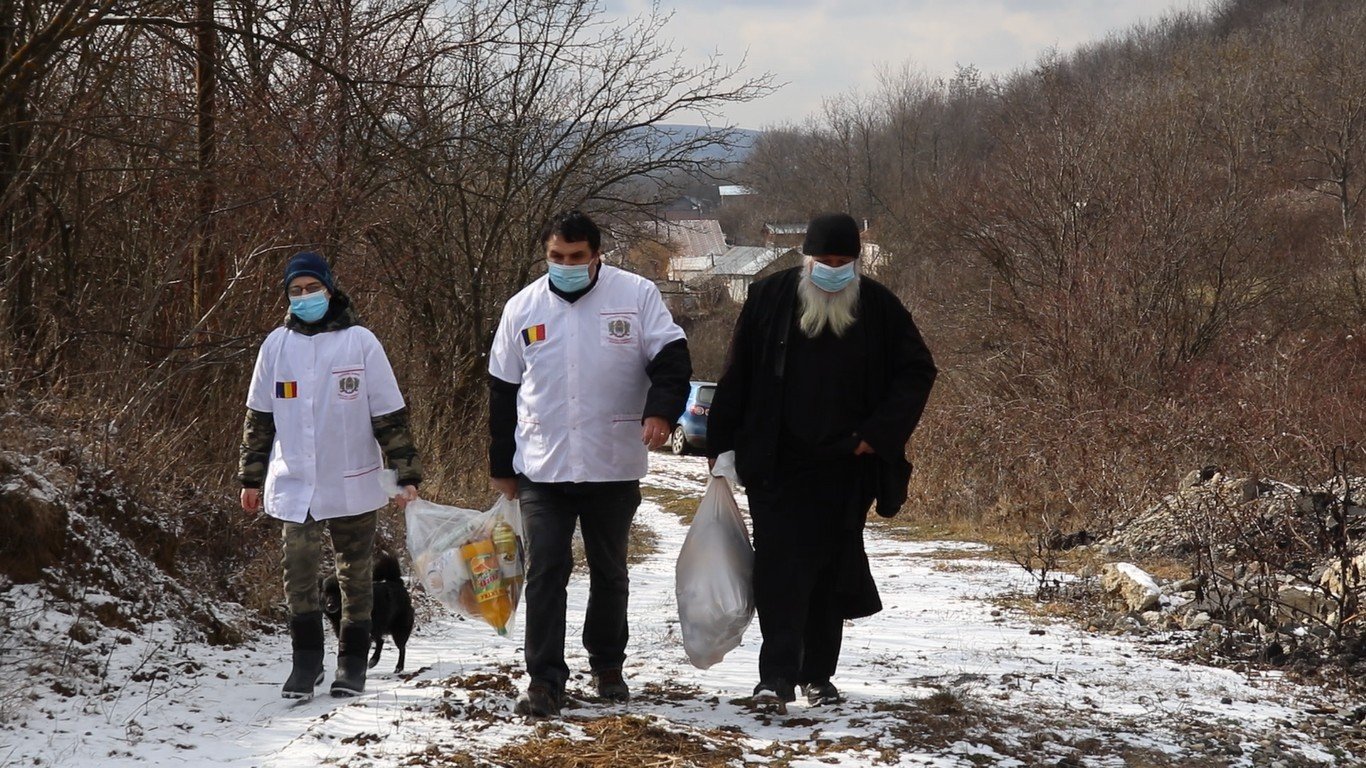 În luptă cu pandemia, Biserica a intensificat rugăciunea, filantropia şi protejarea sănătăţii oamenilor 164540