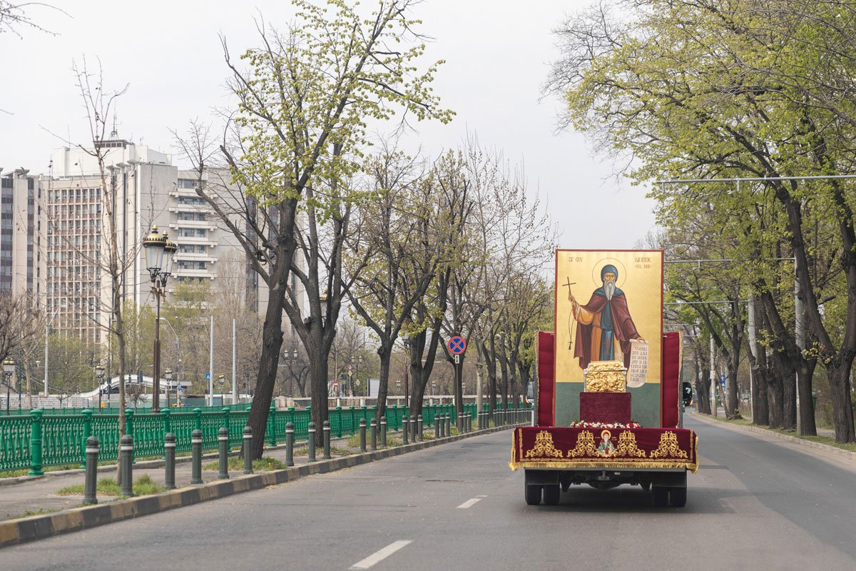 În luptă cu pandemia, Biserica a intensificat rugăciunea, filantropia şi protejarea sănătăţii oamenilor 164553