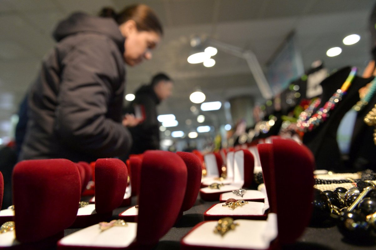 Atenție de unde cumpărați mărțișoarele prezentate ca bijuterii 164663