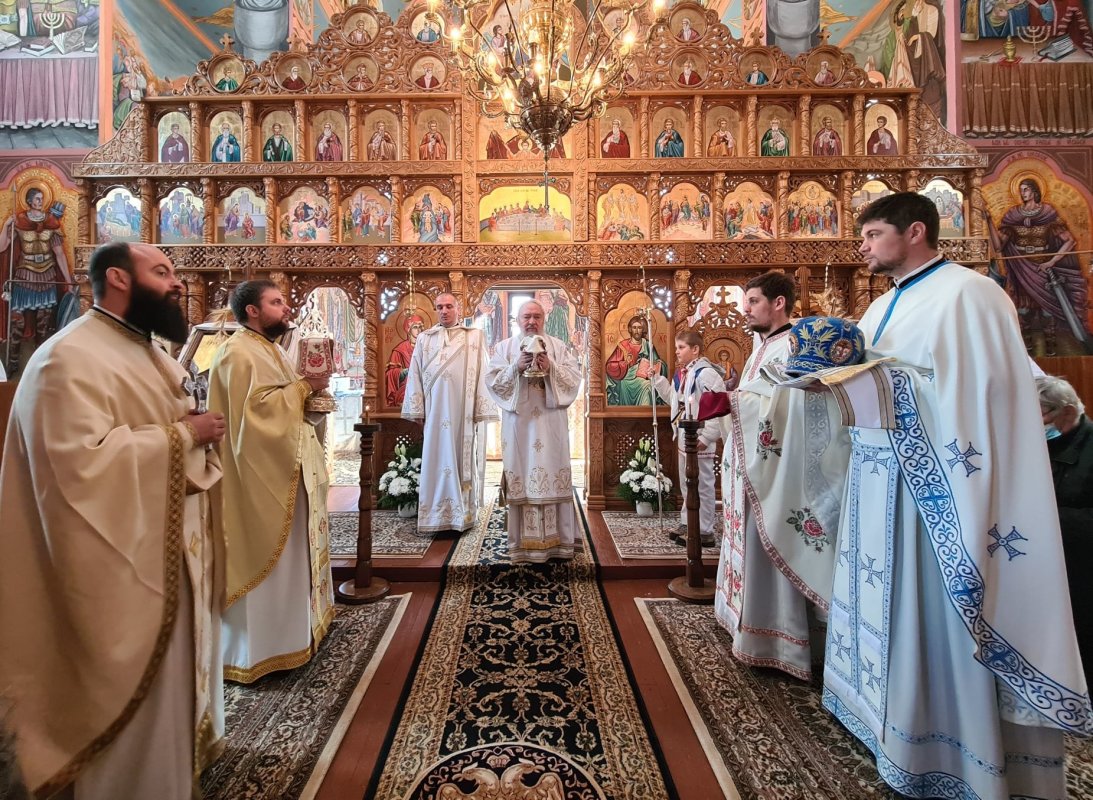 Liturghie arhierească la Păniceni, Huedin 164863