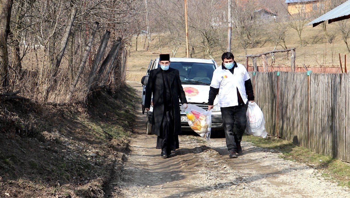 Ajutor al voluntarilor Paraclisului Catedralei Naționale pentru 24 de familii defavorizate 164966