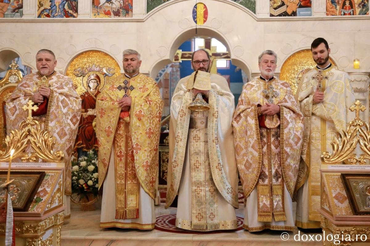 Părintele Constantin Necula, în mijlocul studenților ieșeni 164962