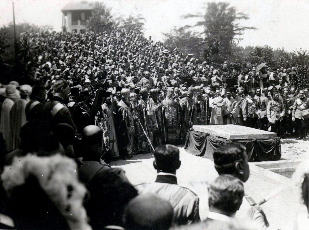 „Pe oasele lui odihnește pământul României întregite” 165372