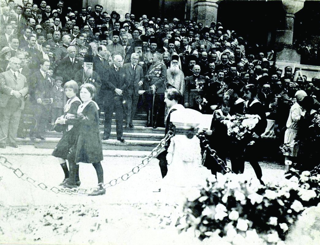 „Pe oasele lui odihnește pământul României întregite” 165377