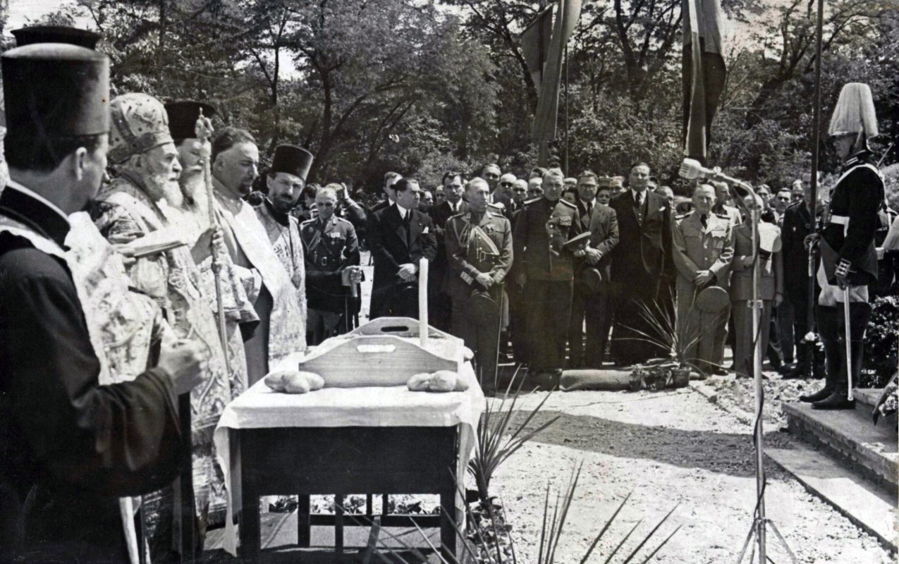 „Pe oasele lui odihnește pământul României întregite” 165378